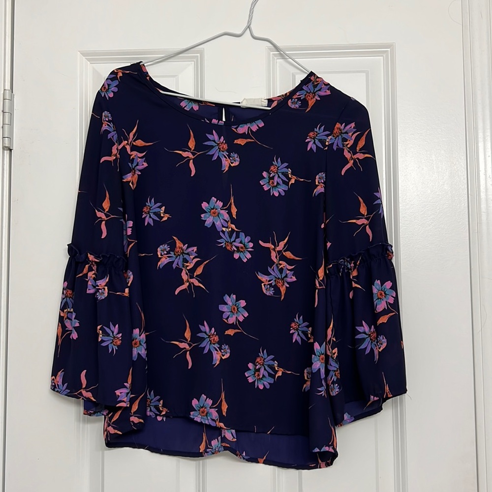 Size small beautiful floral blouse! Brand Sienna Sky